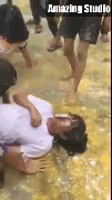 Sau khi clip trò chơi phản cảm này được đăng lên đã vấp phải sự phản ứng khá gay gắt từ người xem. Đa số đều cho rằng nó không phù hợp với lứa tuổi học sinh nên tạo cảm giác nhạy cảm.