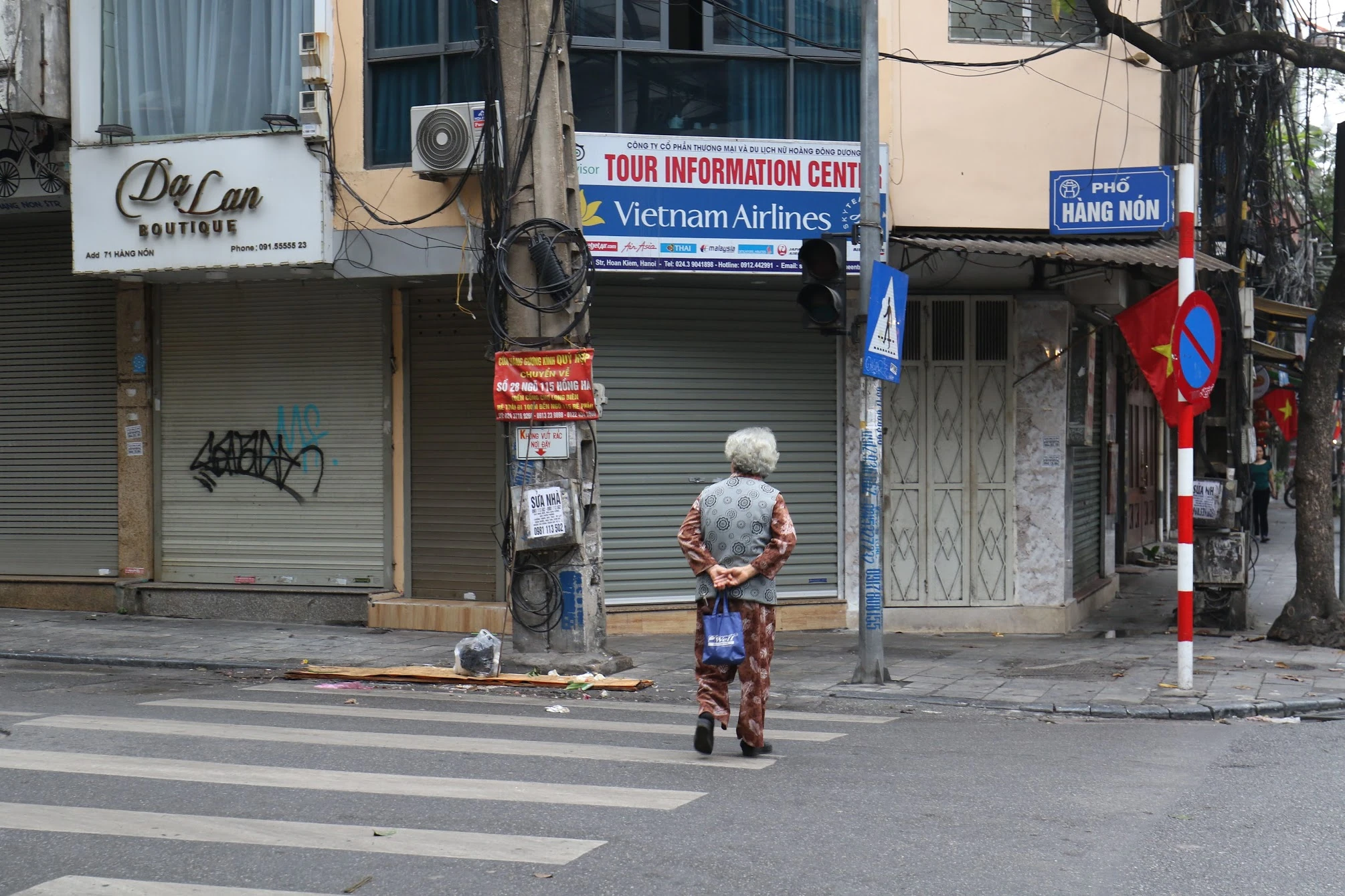 Chiều 30 Tết, Hà Nội vắng lặng đến lạ thường khiến lòng người xao xuyến