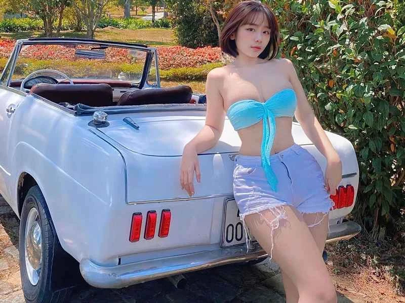 Hot girl ngực khủng Sài thành khoe body làm netizen "đừng ngồi không yên"