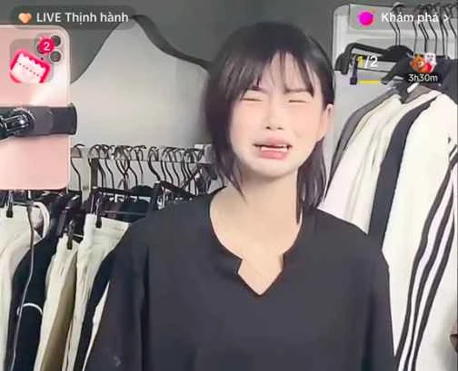 Theo dõi lượng chốt đơn, nữ TikToker dân tộc Thái bất ngờ khóc nghẹn