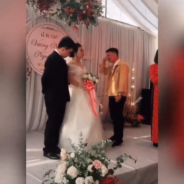 Cùng với đó, dân mạng cũng hi vọng chú rể sẽ đối tốt với cả hai chị em sau khi kết hôn.