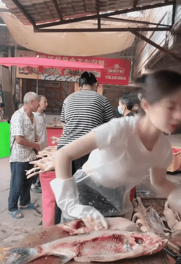 Trong một số đoạn clip chia sẻ về tính chất công việc Yumei tiết lộ rằng việc mổ cá, làm cá cho khách không hề dễ dàng mà rất mệt mỏi, hơn nữa người lại luôn ám mùi tanh.