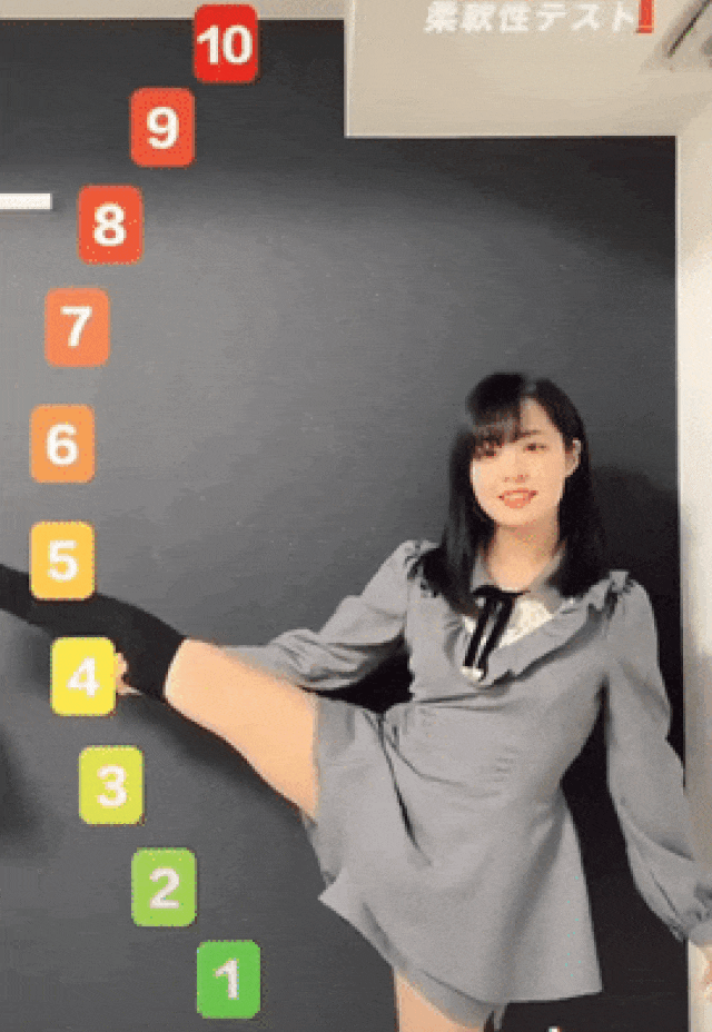 Với thử thách xoạc chân, người chơi phải đứng trên một đường thẳng và giữ thăng bằng bằng 1 chân, còn chân kia xoạc dọc.