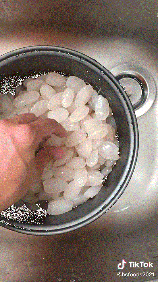 Trong bức ảnh mà anh chàng đăng tải, loại gạo mà anh chàng này được đưa cho thật sự rất khác thường đó. Gạo gì mà lại "siêu to khổng lồ" thế này?