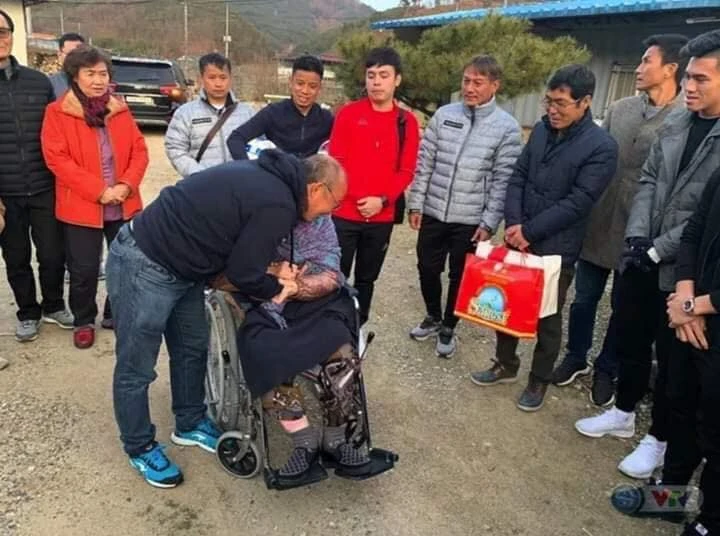 HLV Park Hang-seo dẫn "đàn con nhỏ" về thăm mẹ cực xúc động