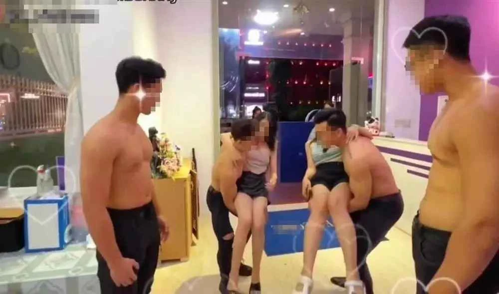 Nhân viên spa nam gây phản cảm phục vụ bồng bế khách