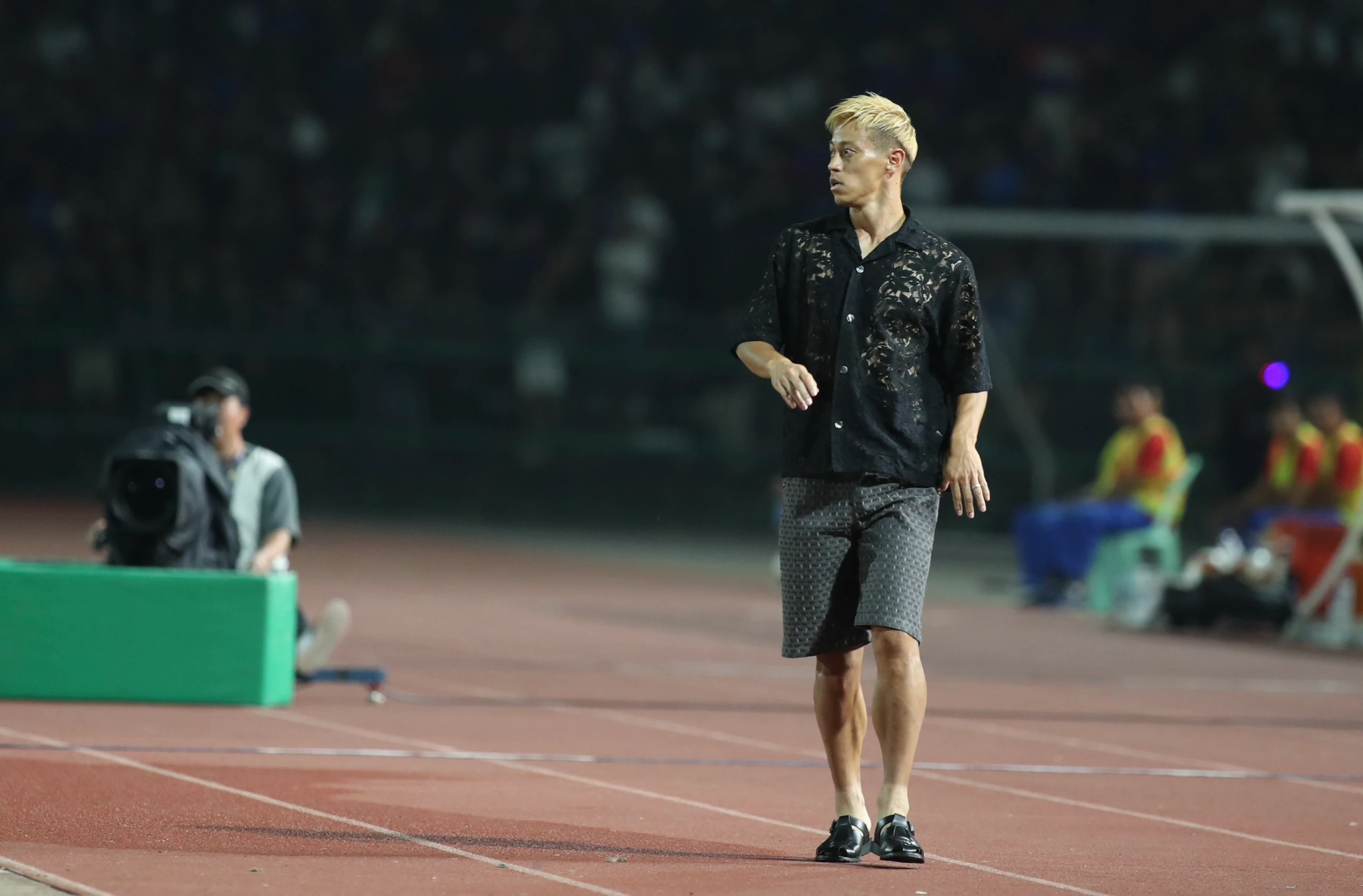 HLV U22 Campuchia gây choáng với trang phục lạ ngày mở màn SEA Games 32