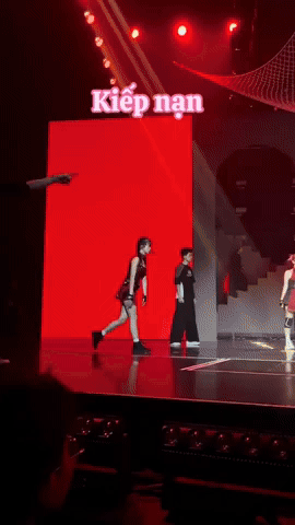 Ở công diễn 1, Châu Tuyết Vân cùng các nghệ sĩ ca nương kiều Anh, Xuân Nghi, Mie trình diễn bản hit Một Cú Lừa của Bích Phương cực ấn tượng. Nữ võ sĩ chiêu đãi người xem bằng màn trình diễn lộn nhào thuần thục và đẹp mắt mang thương hiệu của các VĐV taekwondo.