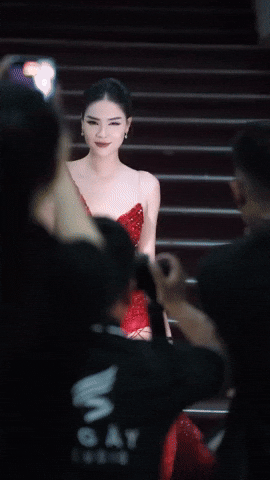 Đặc biệt cặp chân dài miên man của người mẫu sinh năm 1995 khiến người ta mê mẩn.