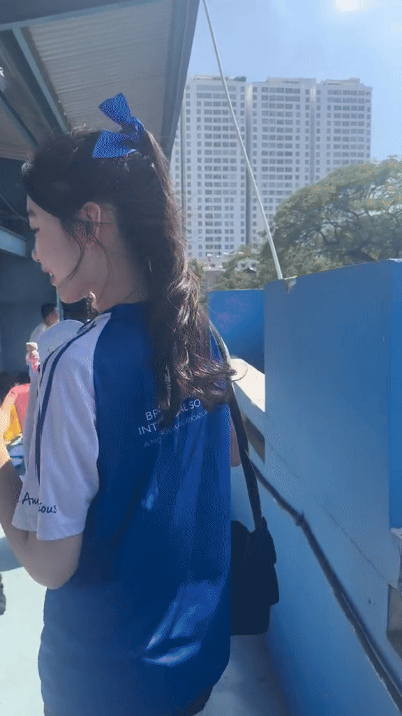 "Như mới hôm qua còn hết mình trong ngày hội thể thao cuối cấp 3, giờ đã là sinh viên đại học. Kỷ niệm ấy vẫn còn vẹn nguyện", Lọ Lem tâm sự.