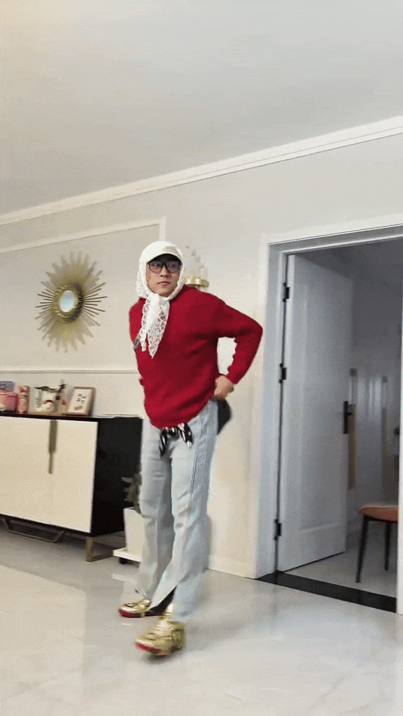 Những video đu trend với outfit bà thím này đều nhận về rất nhiều lượt tương tác trên mạng xã hội.