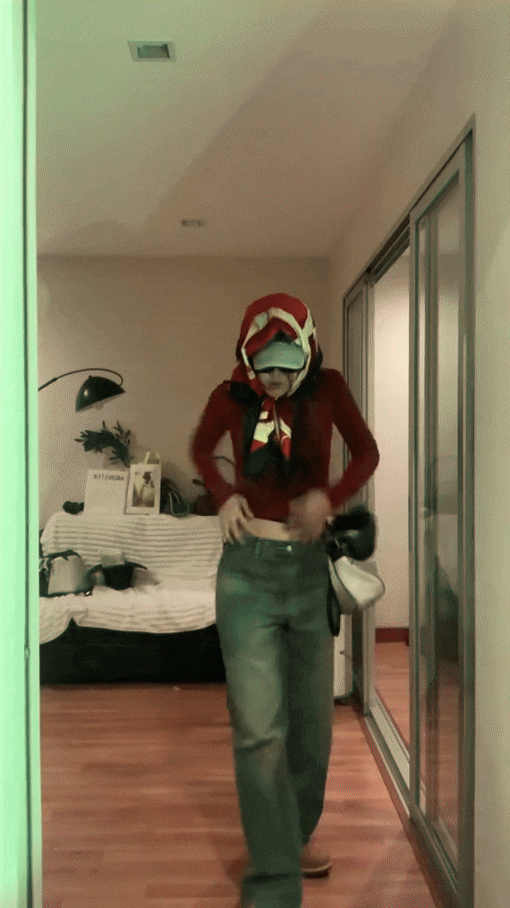 Không chỉ vậy, các bạn trẻ này còn có điệu dáng đi lắc lư như không đứng vững liên tục vung vẩy cổ tay và vò đầu bứt tai.