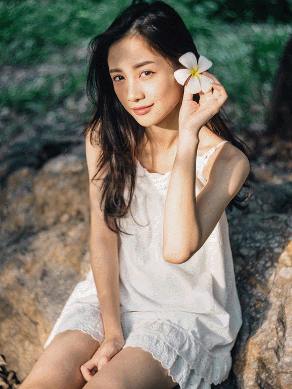 Đây không phải lần đầu Jun Vũ gặp phải vấn đề bị fan bóc mẽ là bóp ảnh, thậm chí có người còn tiếc cho nét mong manh, cuốn hút một cách tự nhiên của hot girl gốc Việt trước đây.