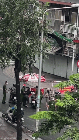 Chiều ngày 31/8, mạng xã hội xôn xao chia sẻ đoạn clip ghi lại cảnh bà N.T.N hay còn được dân mạng đặt biệt danh "Chị đại quận 4" tiếp tục ra đường ngày giãn cách xã hội trong trạng thái không đeo khẩu trang, chở theo con nhỏ.