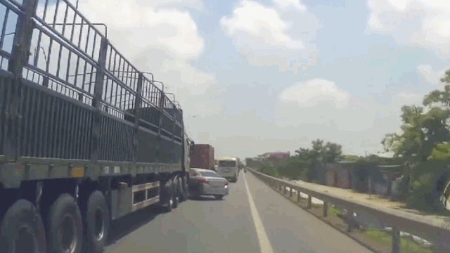 Chuyen lan dot ngot, xe tai dam o to xoay 180 do tren cao toc