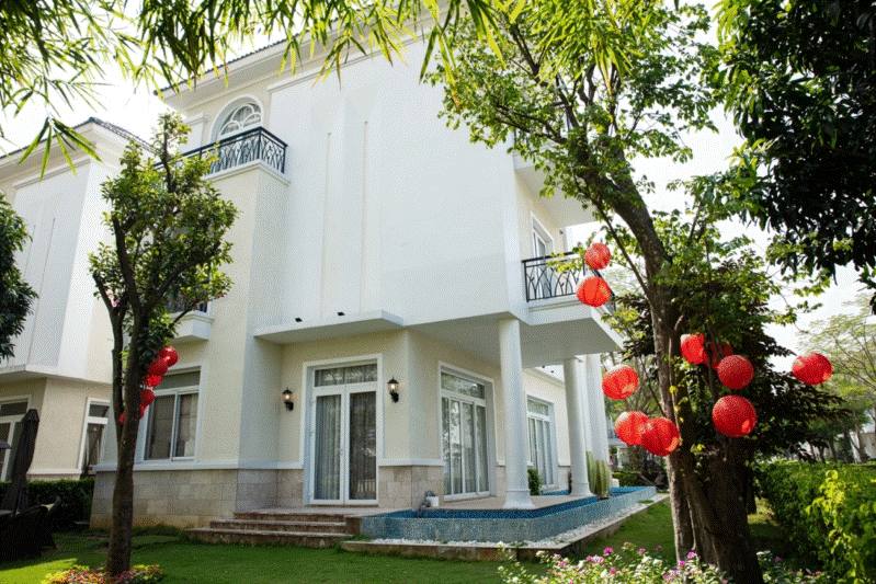 Màu trắng giúp ngôi nhà trông hiện đại, tạo sự dễ chịu khi ngắm nhìn và nổi bật trên thảm cỏ xanh. Ảnh: FBNV