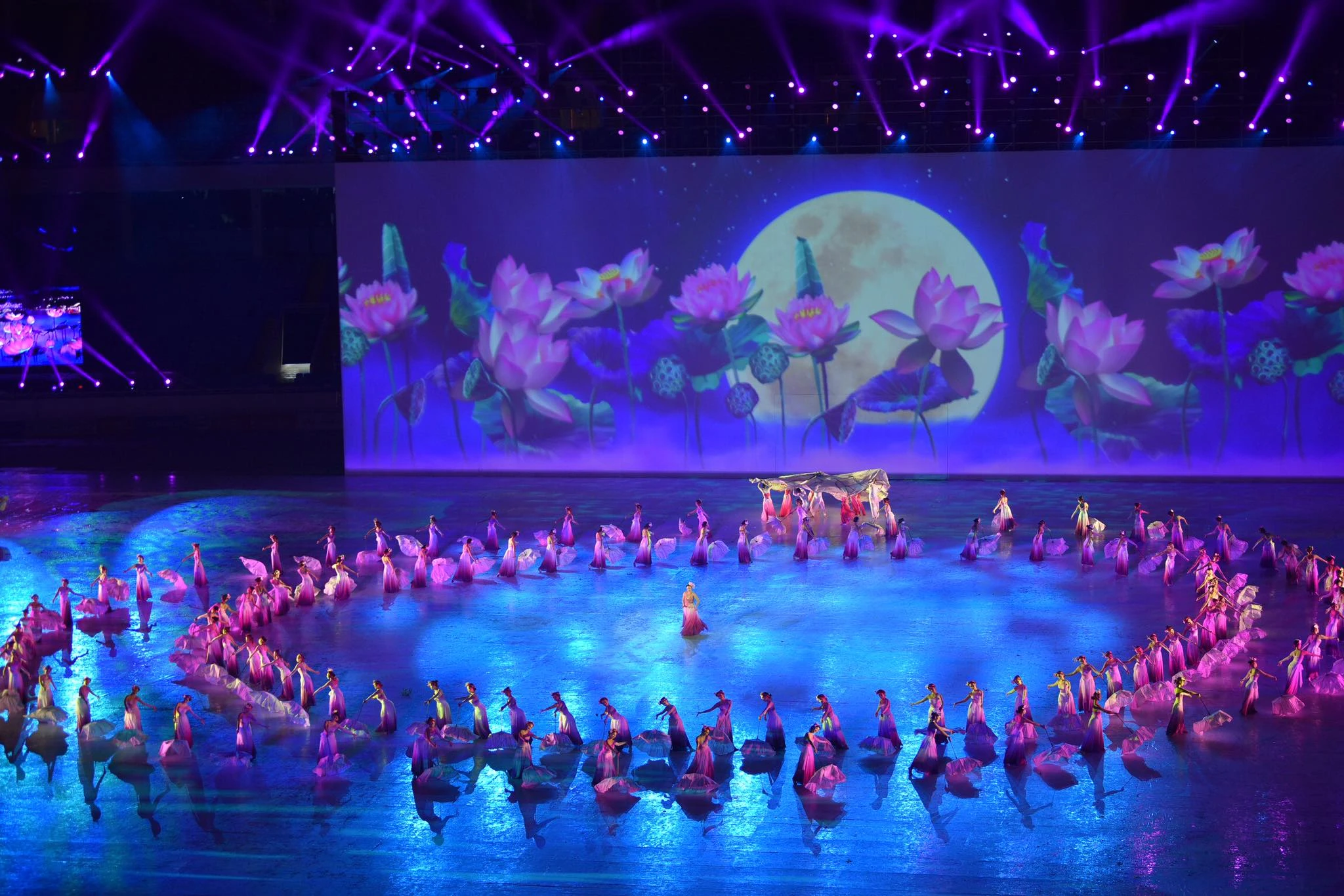 Lễ khai mạc SEA Games 31: Đã con mắt, sướng cái tai