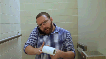 8. Gọi điện thoại công việc trong phòng tắm hoặc nhà vệ sinh. Người bên kia có thể nghe những tiếng động lạ gây phản cảm. Tệ hơn nữa nếu bạn đang tham gia cuộc thảo luận quan trọng nào đó. Hãy chọn vị trí hợp lý với những trường hợp mang tính chất quan trọng như xử lý công việc.