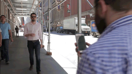 1. Cắm mặt vào màn hình điện thoại khi đi trên đường. Nếu sống tại những thành phố đông đúc, bạn chắc hẳn đã quen cảnh tượng dòng người đông đúc đi lại trên đường. Vì thế, thật khó chịu nếu phải chạm mặt với người nào đó chỉ chăm chăm nhìn màn hình điện thoại mà không màng ngó nghiêng xung quanh.