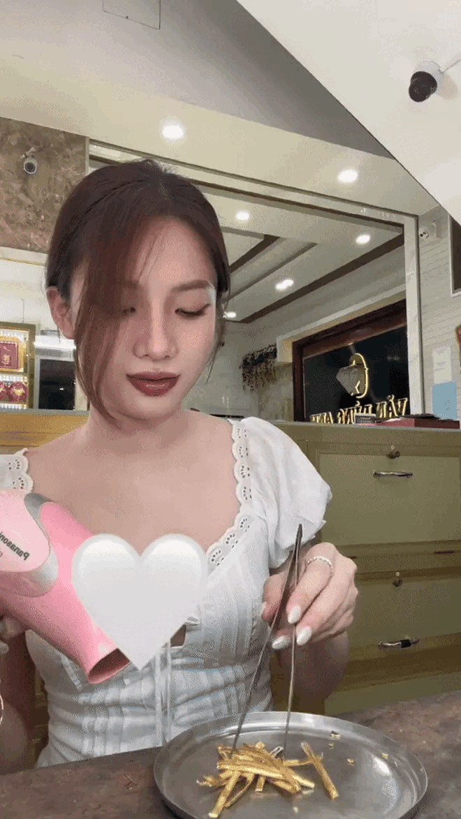 Đơn cử như clip "Bí mật kiềng cổ" (12,6M views) và "Tủ đựng vàng" (7,5M views) mà Dung chia sẻ đều có độ phủ sóng mạnh mẽ trên mạng xã hội.