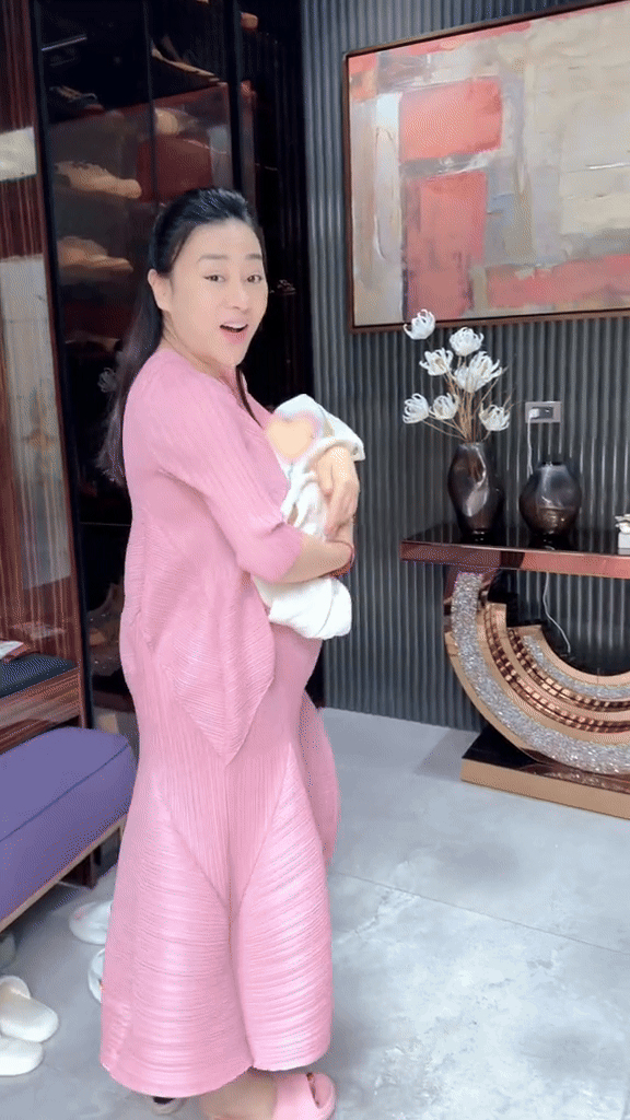 Shark Bình và bà xã hạnh phúc đón cặp sinh đôi 1 trai 1 gái với tên thân mật là Jimmy và Jenny. Trong video cô đăng tải, bên cạnh chia vui cùng cặp đôi hạnh phúc, netizen không khỏi choáng ngợp bởi chỉ những khoảng khắc thoáng qua nhưng đã phần nào hé lộ cơ ngơi siêu xịn xò của 2 vợ chồng. Được