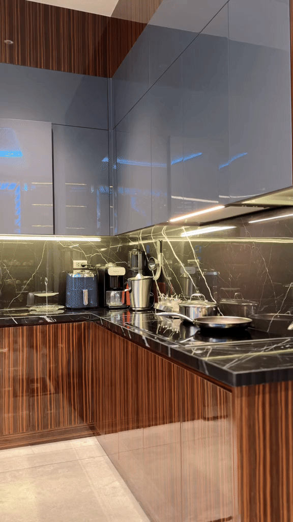 Căn bếp là góc hay được mẹ bỉm sữa Phương Oanh "flex" liên tục trong series nấu ăn của mình. Không gian ở đây được thiết kế tối giản, dát full đá phần đảo bếp và bàn nấu ăn để tạo cảm giác căn bếp luôn sáng bóng sạch sẽ. Nữ diễn viên cũng sắm sửa đầy đủ các trang thiết bị hiện đại như máy rửa bát, hút mùi... để bắt đầu công cuộc làm vợ hiền, mẹ đảm.