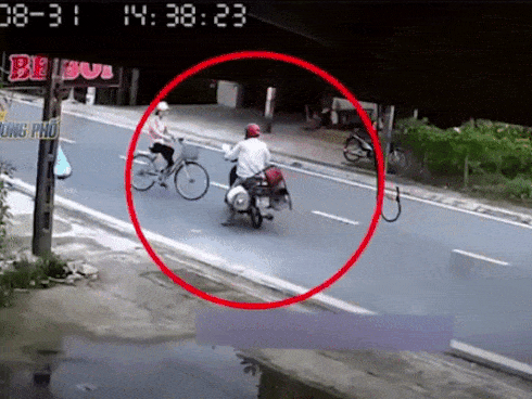 "Thật sự không nói nổi người đàn ông này, giữa ban ngày ban mặc mà giở trò biến thái" hay "Giờ ăn mặc kín đáo cũng bị sàm sỡ, những kẻ biến thái như này giờ nhiều ghê, ngay cả cô bé mới lớn cũng không tha", một số bình luận từ được cư dân mạng để lại.
