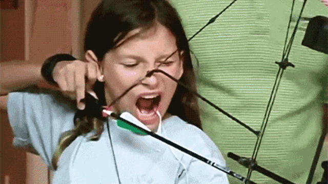 Tự giác buộc chỉ và răng rồi gắn đầu còn lại với cung tên, việc nhổ răng sẽ dễ dàng hơn nhiều.