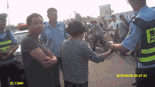 Hai viên cảnh sát sau đó cũng quỳ xuống giải thích quy định và những hậu quả nghiêm trọng của việc lái xe khi uống rượu cho người phụ nữ trung niên và con trai. Cuối cùng, tài xế Feng bị phạt 1.000 NDT và cấm lái xe trong vòng 6 tháng.