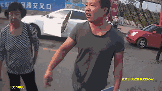 “Lái xe trong tình trạng say rượu đáng bị phạt nặng. Không cần bàn luận thêm về trường hợp của anh ta”, một thành viên trên mạng Weibo bình luận.
