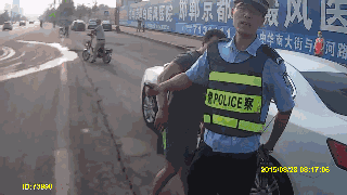 Một cư dân mạng khác tự xưng là CSGT tỏ ra không đồng tình với các xử lý của các đồng nghiệp: “Sự việc là hậu quả của môi trường cảnh sát ngày càng xấu hơn. Nếu cảnh sát không thể tự bảo mình, thì họ sẽ bảo vệ người khác như thế nào”.