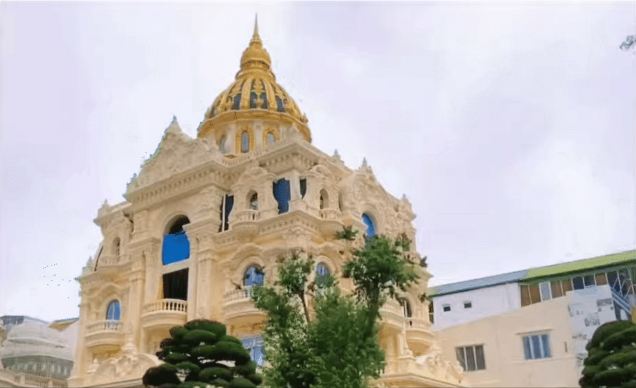 Cả tòa nhà được bao phủ một màu vàng kem tinh giản, sang trọng, từng chi tiết đều được chạm trổ tinh xảo vô cùng.