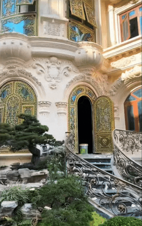 Tòa lâu đài chia làm hai khối, một khối chính và một khối phụ trong khuôn viên. Mặt bên trong của tòa lâu đài, một phong cách kiến trúc hoàn toàn khác biệt, được hiện lên.