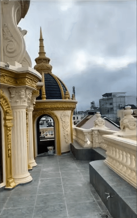 Tòa lâu đài cao 5 - 6 tầng, với 5 tầng sinh hoạt và tầng trên cùng là mái vòm với tầng thượng có thể phóng tầm mắt ngắm "view triệu đô" hướng ra sân golf Đà Lạt.