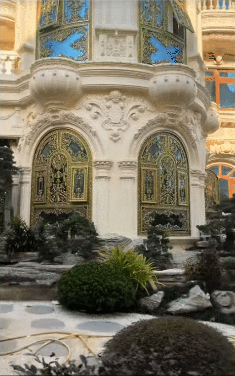 Những tấm phù điêu, hành lang, cột nhà, chi tiết mái vòm... tất cả đều sống động đến từng cm, thật sự là một công trình khiến ai chiêm ngưỡng cũng phải choáng ngợp.