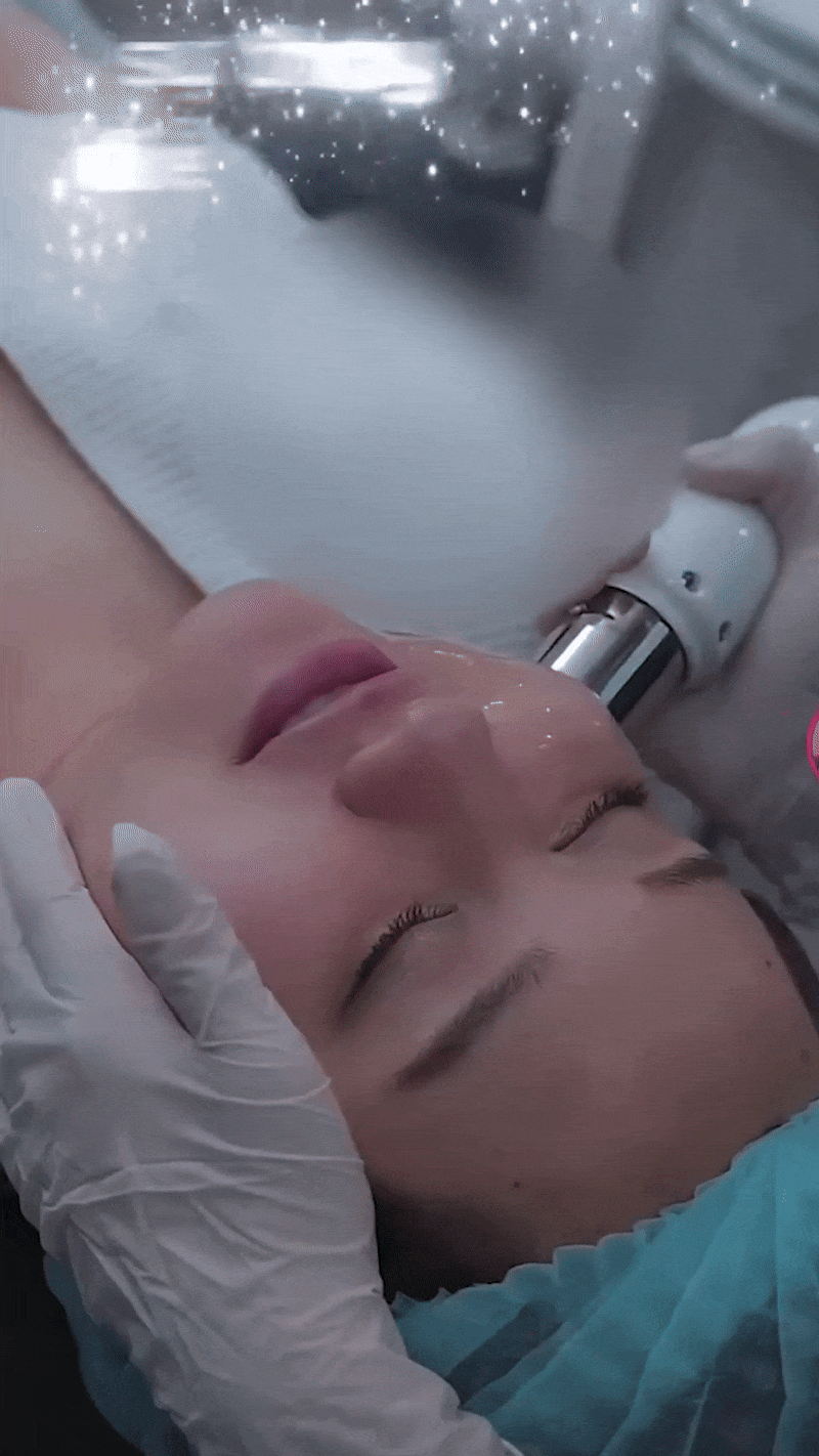 Hình ảnh Trúc Anh làm liệu trình nâng cơ mặt.