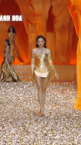 Nàng WAG Dianka Zakhidova - vợ của thủ môn Bùi Tiến Dũng mới đây đã trở lại với công việc người mẫu sau gần nửa năm vắng bóng trên sàn diễn do công việc gia đình.