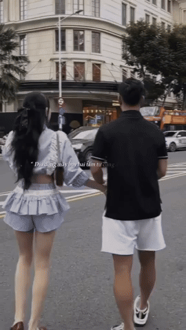 Lộ video cầu thủ Vũ Văn Thanh nắm tay gái xinh trên phố
