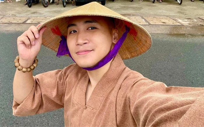 Vlogger đình đám Huy Cung lộ ngoại hình sau 1 năm xuất gia