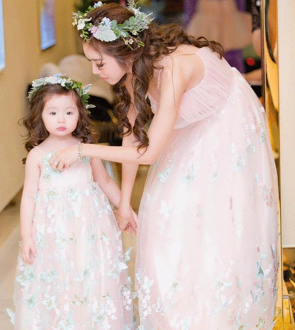 Dù mới 8 tuổi nhưng Cadie Mộc Trà đã rất chín chắn, trưởng thành. Cô bé là người luôn ở bên cạnh an ủi, động viên mẹ mỗi khi mẹ buồn. Thậm chí, Cadie còn là người nhắc nhở Elly Trần phải ăn uống để giữ gìn sức khỏe. Nhìn con gái trưởng thành trước tuổi khiến bà mẹ hai con đôi khi cảm thấy đau lòng vì cô bé quá hiểu chuyện.