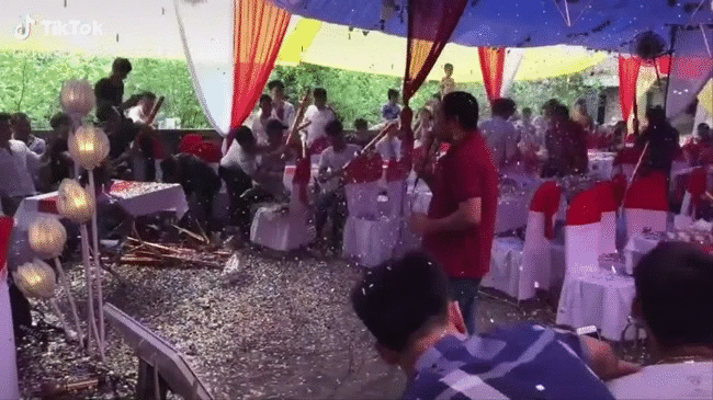 Sau màn bắn pháo giấy tai hại được đăng tải, dân mạng tỏ ra đồng cảm với cô dâu chú rể. Dù vẫn biết rằng sự nhiệt tình của những người bạn sẽ góp phần làm nên một đám cưới hoàn hảo.