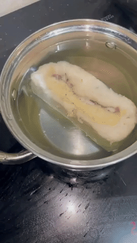 Những năm trước, bên cạnh bánh chưng rán theo cách thông thường, bánh chưng chấm đường hoặc mật thì dân mạng còn sốt xình xịch với bánh chưng rán nước lọc.