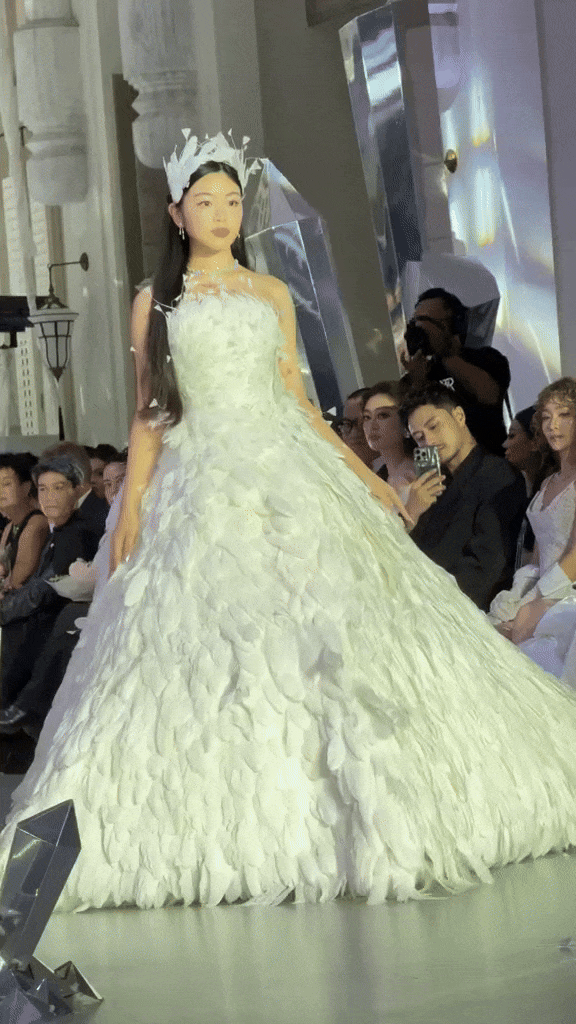 Mới đây, khi xuất hiện trong sự kiện công chiếu phim cùng ba, Lọ Lem đã rưng rưng nước mắt khi nhắc đến những bình luận tiêu cực trong thời gian qua. Ái nữ nhà Quyền Linh lần đầu có những chia sẻ về bản thân mình, cũng như cảm xúc khi đọc những lời khen và cả những chê bai gần đây trên MXH.