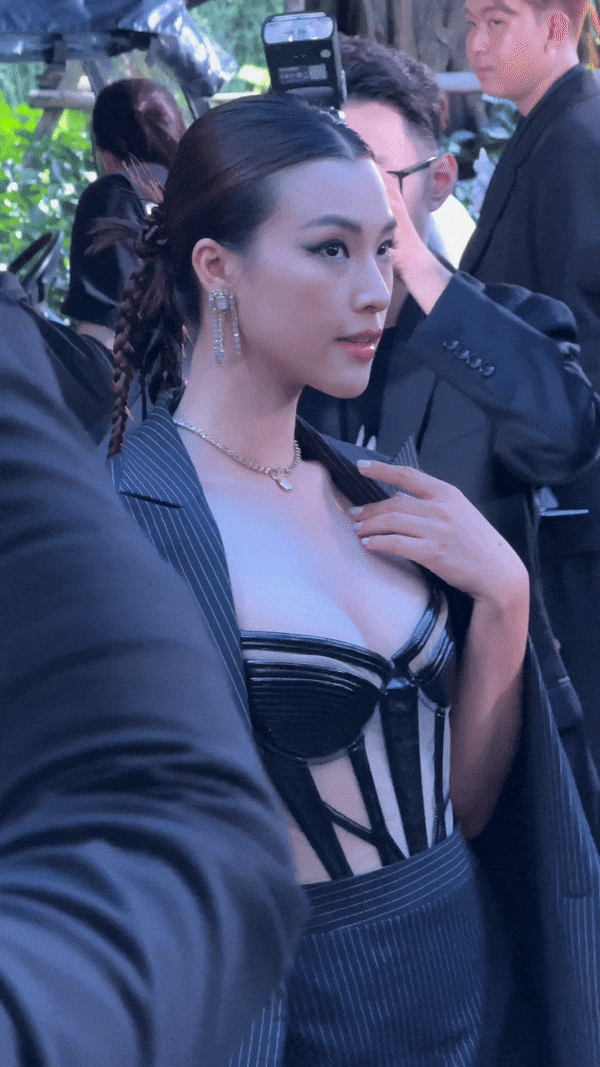 Khác hẳn với hình ảnh nhẹ nhàng và thanh lịch thường ngày, Hoàng Oanh gây ấn tượng khi diện váy cúp ngực cùng tông makeup đậm.