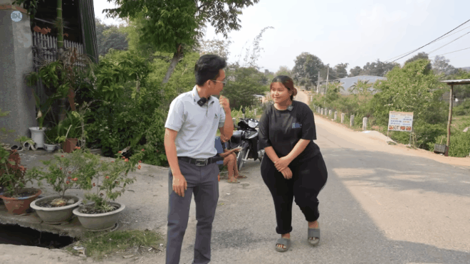 Vòng 3 quá khổ đã khiến cuộc sống của Trang gặp không ít khó khăn. Cô nghỉ học từ năm lớp 9, ở nhà phụ bố mẹ bán hàng, lo việc nhà cửa, chăm sóc, đưa đón các em đi học.