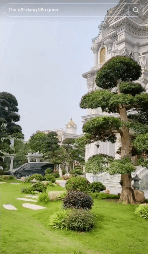 Không chỉ có nội thất xa hoa, vương giả, phía bên ngoài cũng là một công trình được thiết kế công phu với khuôn viên sân vườn rộng rãi, một hồ cá Koi và phần cổng chính kiên cố, bề thế.
