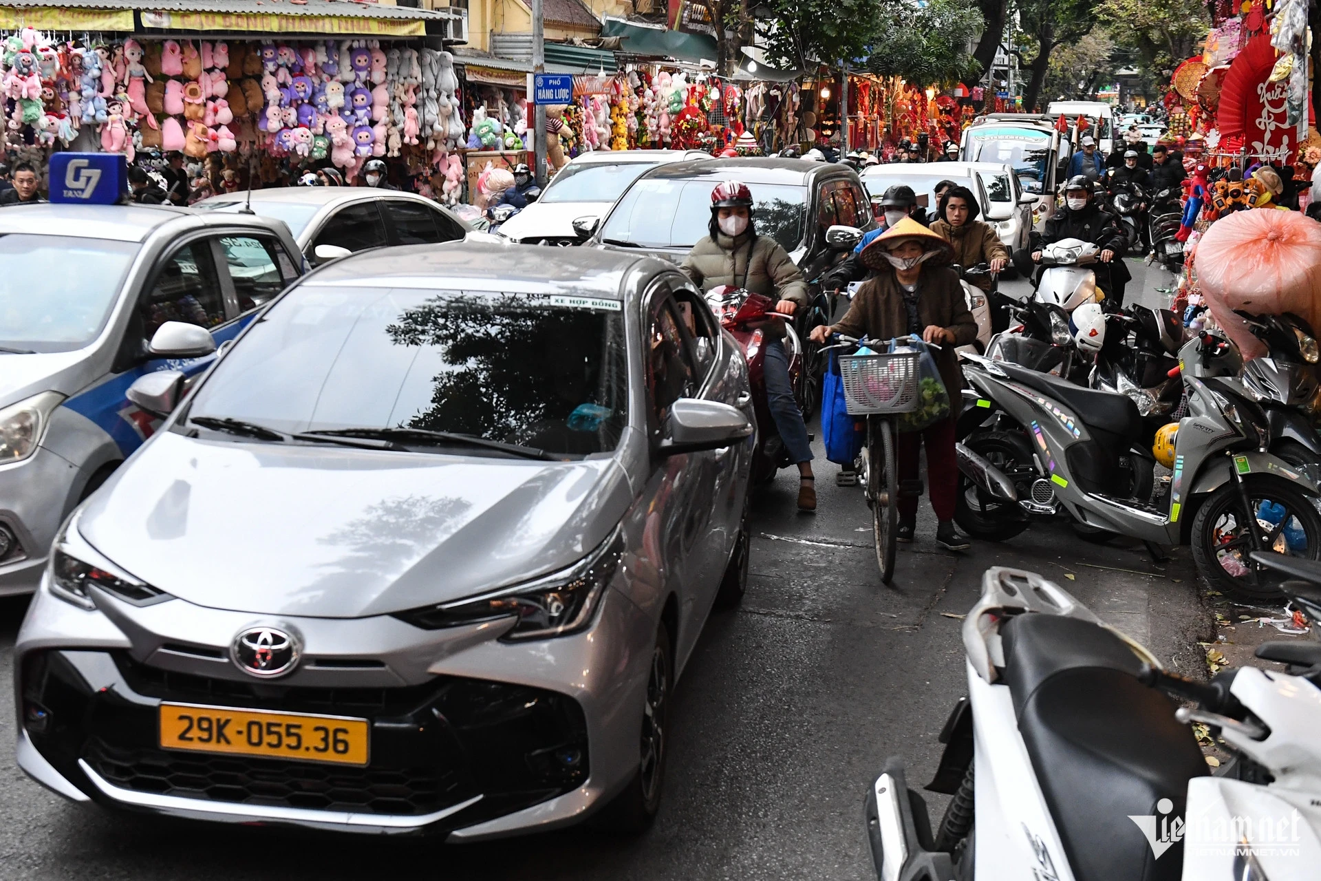 Chưa Tết, phố cổ Hà Nội đã ùn tắc triền miên
