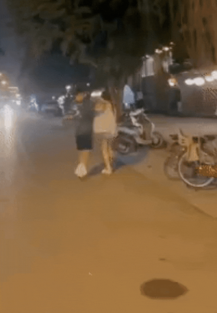 Tóm gọn cảnh Phan Văn Đức ôm vợ giám đốc ngay trên phố