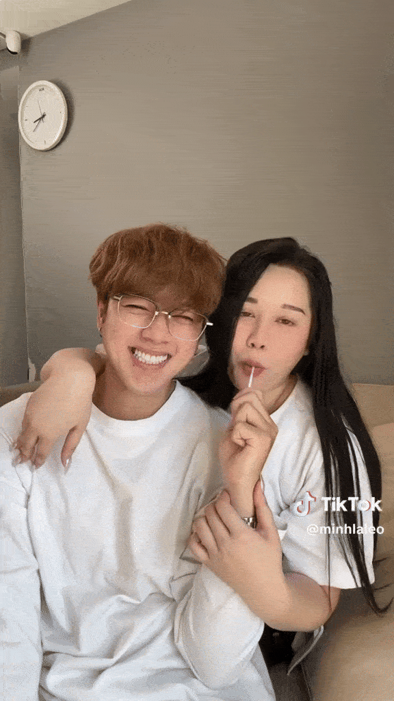 Thậm chí, Trúc Anh dường như cũng ngầm công khai mối quan hệ của cả hai khi đăng clip kèm dòng trạng thái: "Thuyền này chưa chìm" và tag hẳn tài khoản của nam ca sĩ.