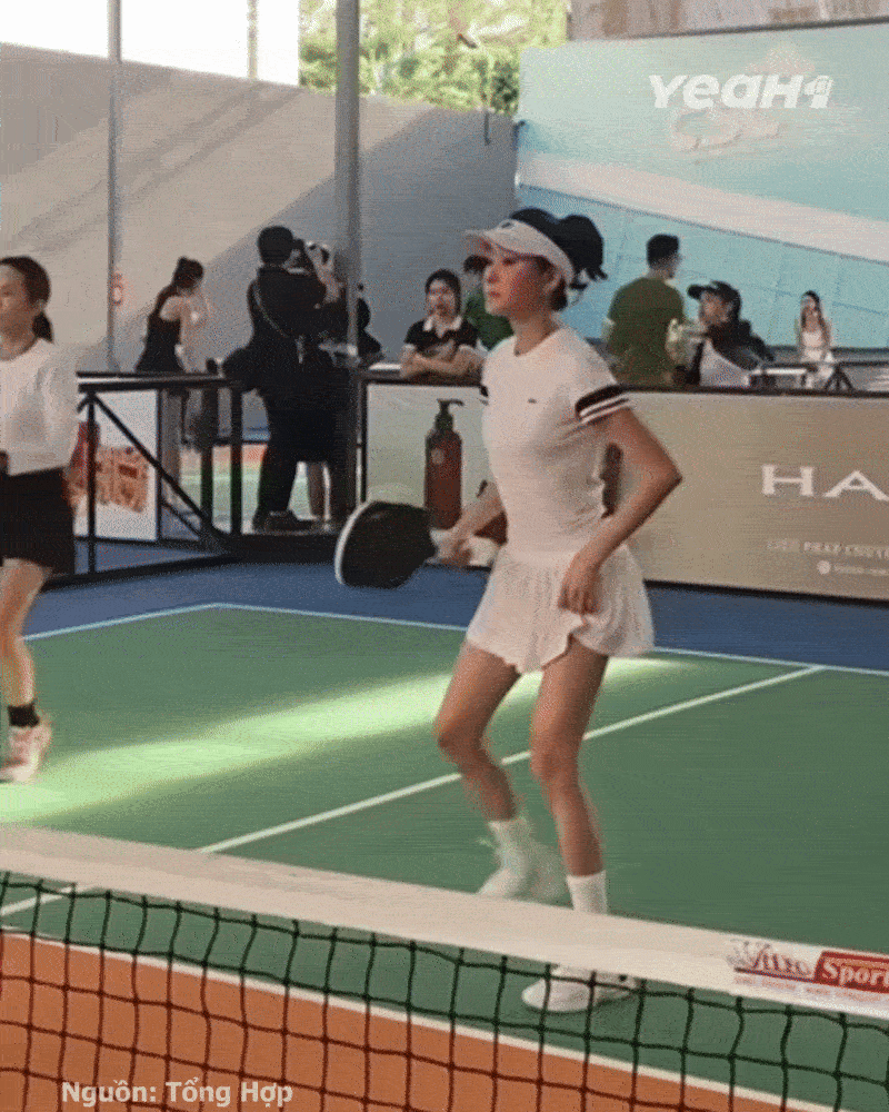 Hành động vén váy khó hiểu của Hiền Hồ khi chơi pickleball